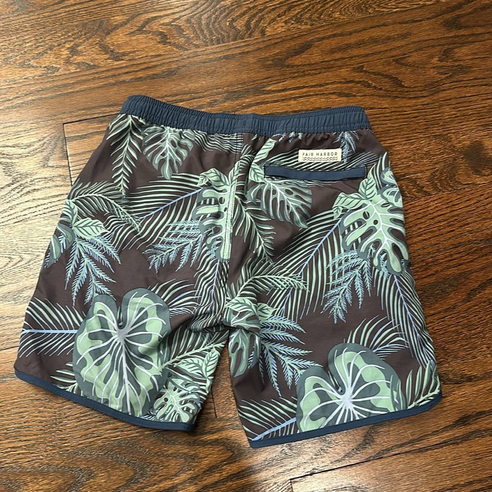 Fair Harbor boys size L board shorts
